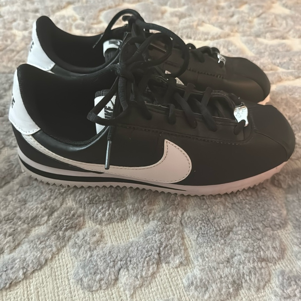 Like new! Kids Nike Cortez shoes size 4.5Y